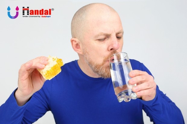 Manfaat air panas dan madu dalam kehidupan sehari hari sebagai minuman hangat yang membantu menciptakan rasa nyaman dan rileks.