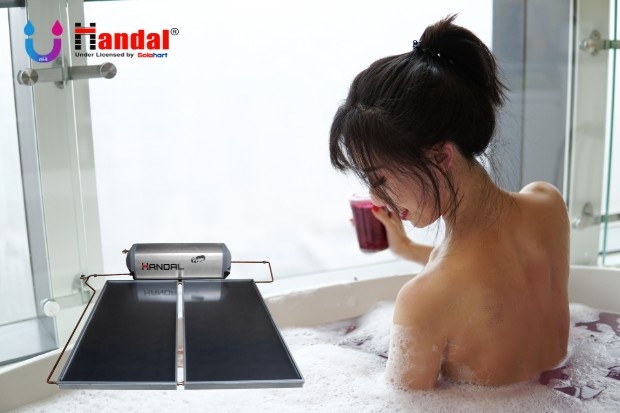 Manfaat air panas untuk kenyamanan tubuh dan aktivitas harian dengan penggunaan water heater modern yang membantu relaksasi dan kebutuhan rumah.