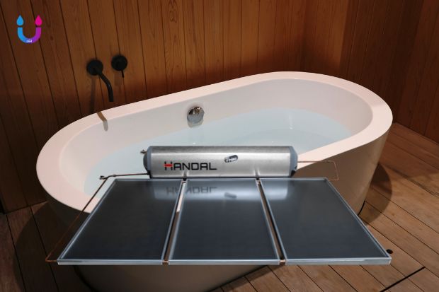Kebutuhan Air Panas untuk Bathtub di Rumah Modern dengan sistem pemanas air berkualitas yang menyediakan pasokan air hangat optimal untuk pengalaman berendam yang nyaman dan menyenangkan