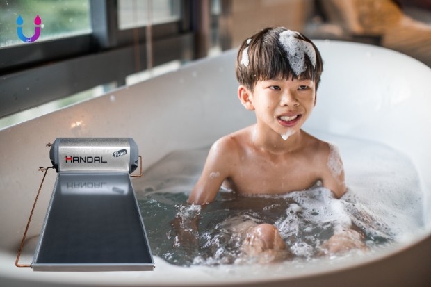 Pemanas Hemat Energi untuk Kebutuhan Rumah Modern dengan anak kecil menikmati mandi air hangat di bathtub dalam rumah modern, didukung pemanas air Handal Prime di atap rumah yang menghadirkan kenyamanan dan efisiensi energi untuk keluarga
