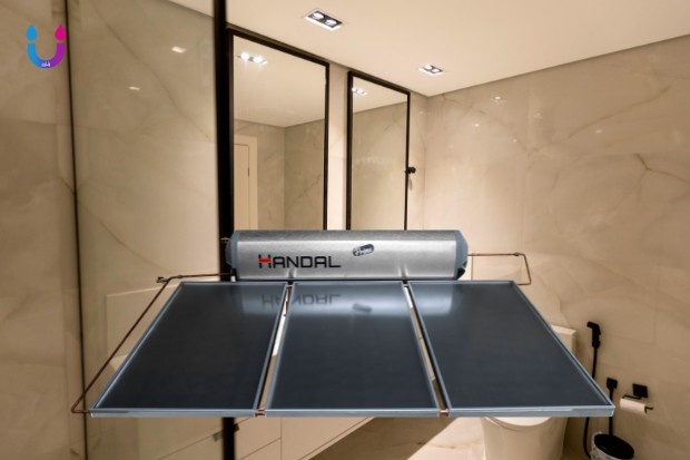 Water heater nyaman di kamar mandi modern dengan sistem pemanas air berkualitas yang menghadirkan air hangat stabil, desain elegan, dan kenyamanan maksimal untuk aktivitas mandi sehari hari