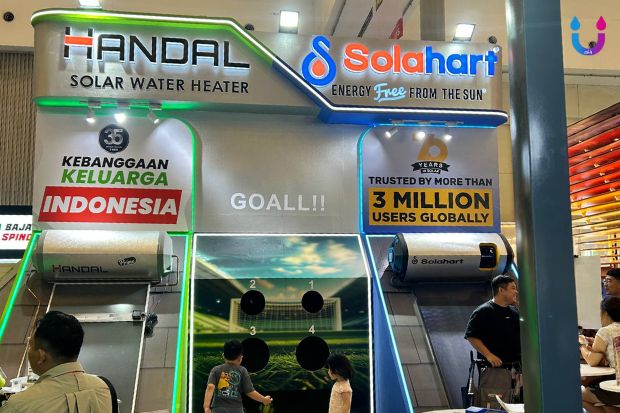 Booth Dealer Handal di IBT ICE BSD siap menyambut pengunjung untuk mengenal solar water heater modern dan solusi air hangat